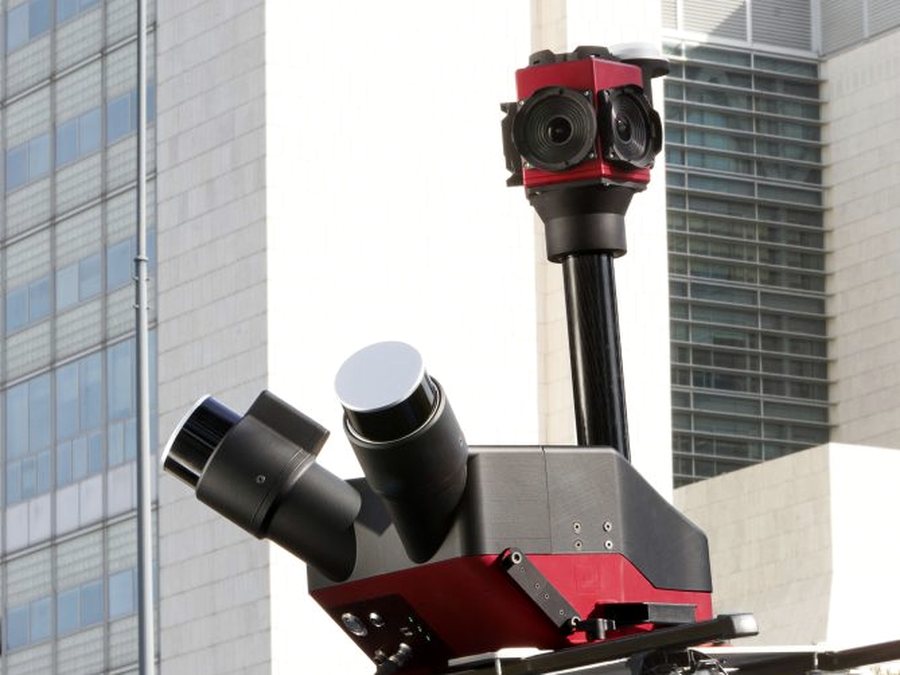 Sistema 3DT Scanfly montato sul tetto di un'auto per il mobile mapping LiDAR