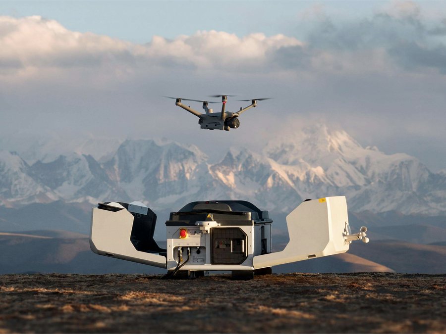 DJI Dock 3 aperto con il drone DJI Matrice 4TD in volo